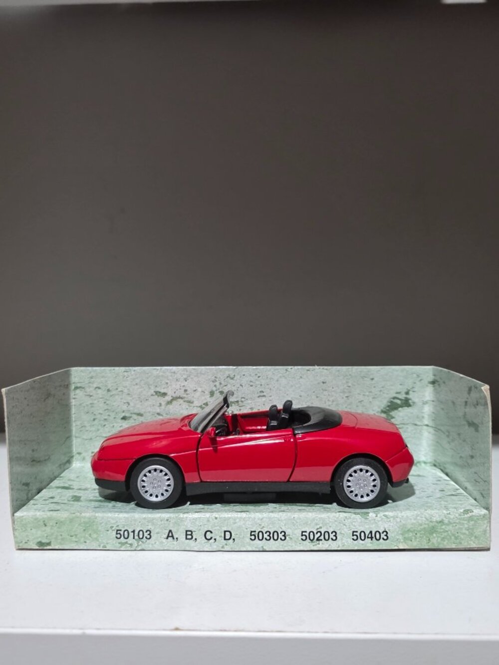 Alfa Romeo Spider Red 1:32 Diecast Model